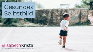 Kleinkind läuft über Platz
